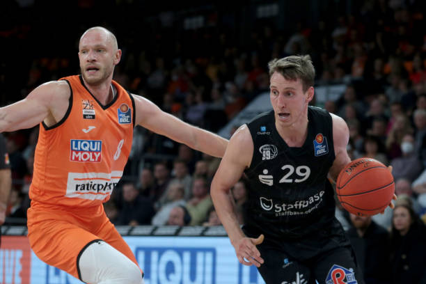 曼晚：预计曼联夏窗会有10人离队，他们想买边锋和替补门将.